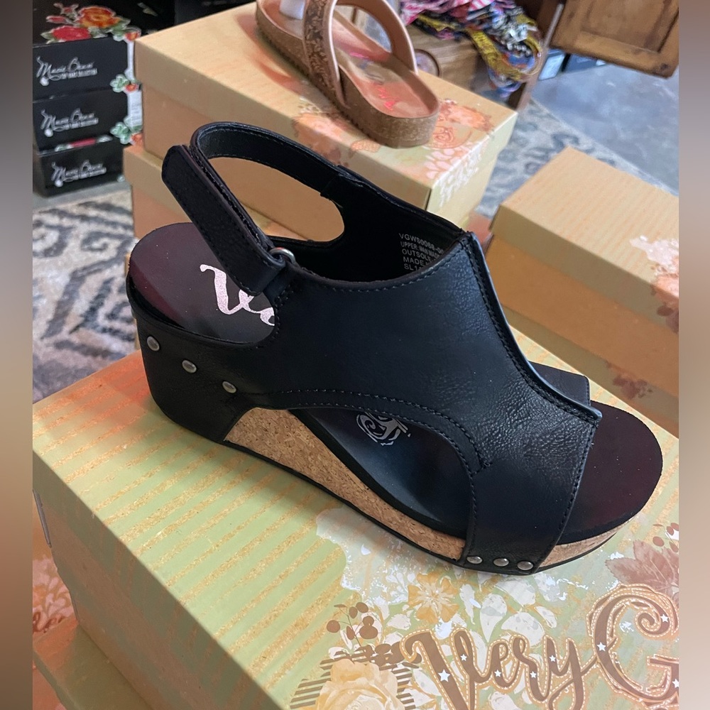 Black wedges